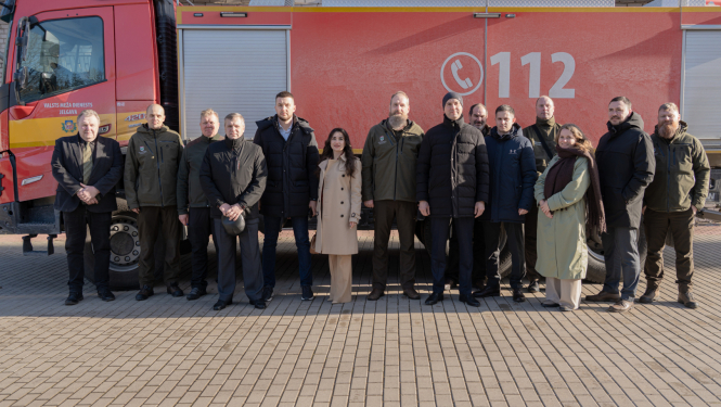 , Valsts meža dienesta speciālisti un ģenerāldirektors Andis Purs ugunsdzēsības stacijā Babītē, tikās ar pārstāvjiem no Ukrainas Vides aizsardzības un dabas resursu ministrijas, Ukrainas Valsts meža resursu aģentūras un Valsts ekoloģiskās inspekcijas. 