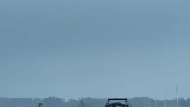 10.12.2023. notikums no braucoša auto tiek šauti brieži