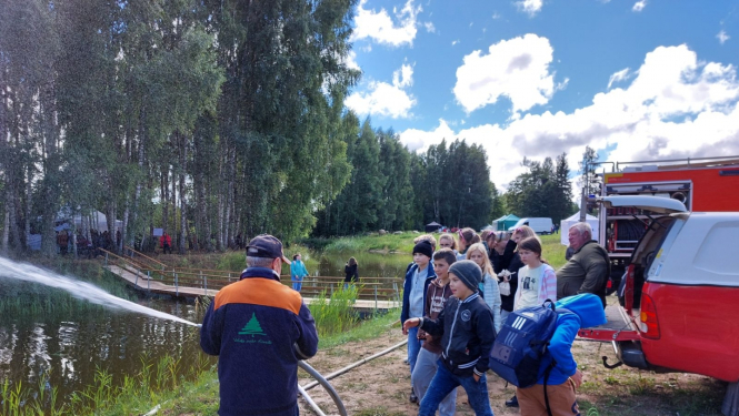 Bērni pie ugunsdzēsēju mašīnas