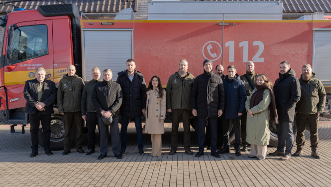 , Valsts meža dienesta speciālisti un ģenerāldirektors Andis Purs ugunsdzēsības stacijā Babītē, tikās ar pārstāvjiem no Ukrainas Vides aizsardzības un dabas resursu ministrijas, Ukrainas Valsts meža resursu aģentūras un Valsts ekoloģiskās inspekcijas. 