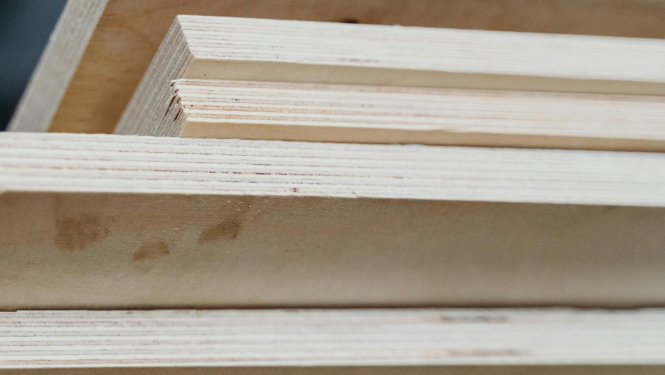 Bērza saplākšņi salikti kaudzē