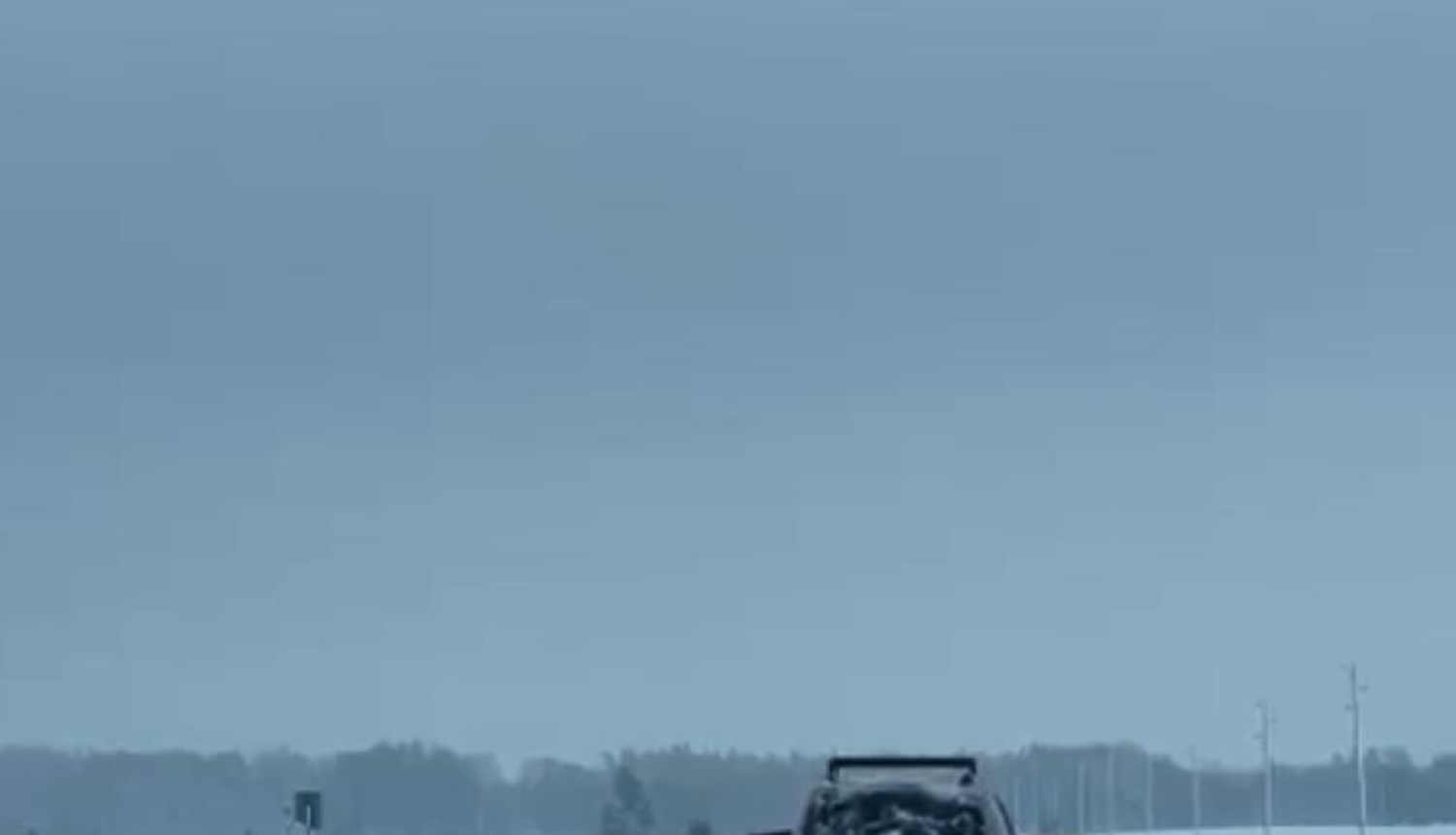 10.12.2023. notikums no braucoša auto tiek šauti brieži