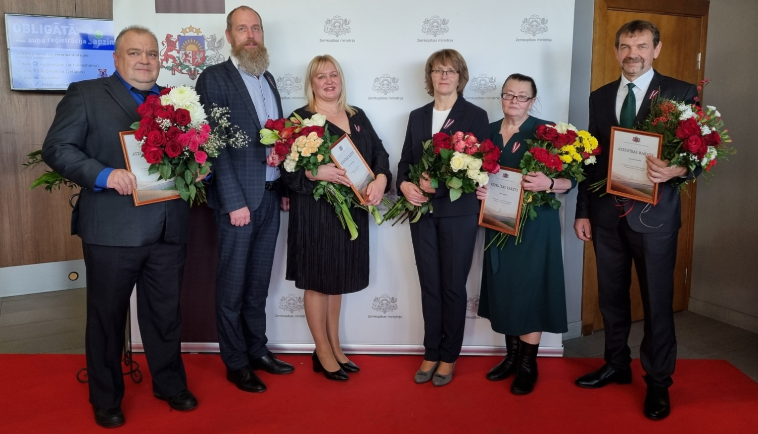 Valsts meža dienesta darbinieki saņem Zemkopības ministrijas apbalvojumus