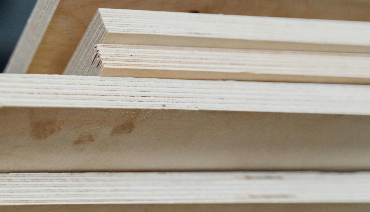 Bērza saplākšņi salikti kaudzē