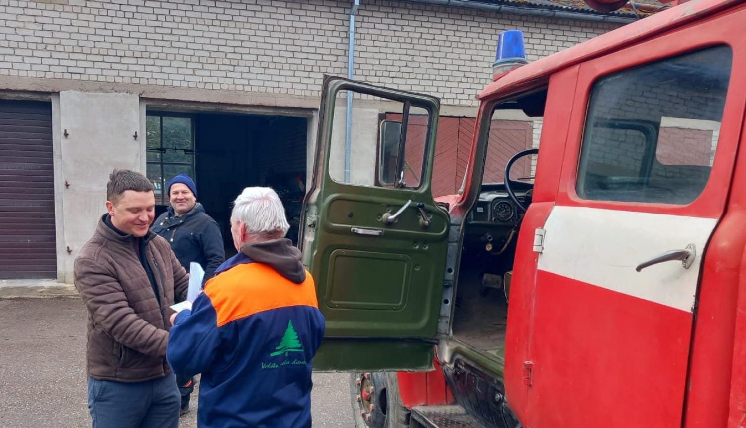 VMD atdāvina trīs autocisternas brīvprātīgajiem ugunsdzēsējiem  