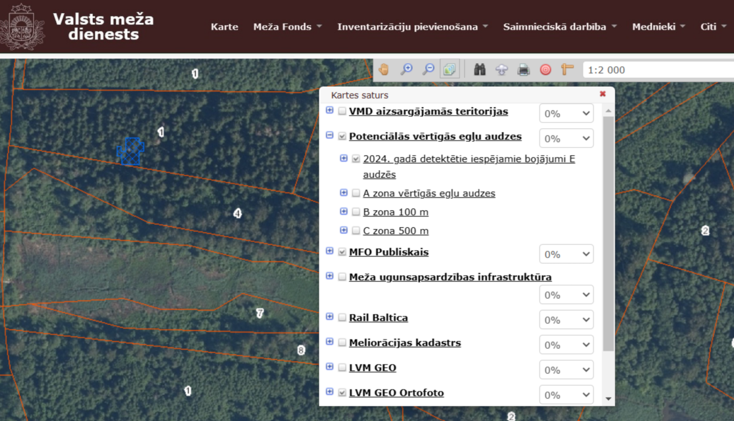 Attēls no Meža valsts reģistra kartes, kur redzams kā egļu audzē ar zilām rūtiņām atzīmēta iespējamā bojājumu vieta